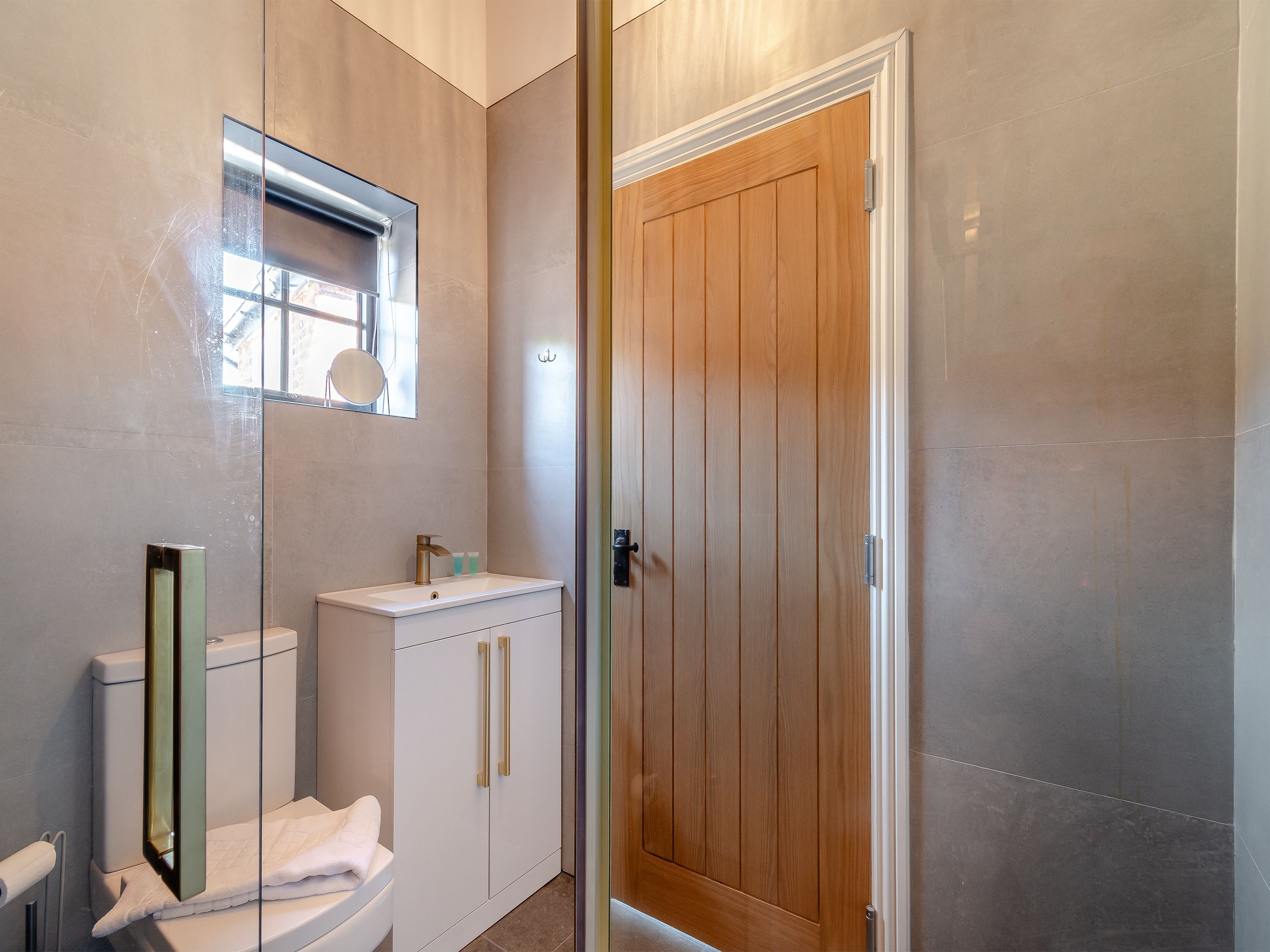 Une salle de bain moderne avec des toilettes, un lavabo et un miroir.