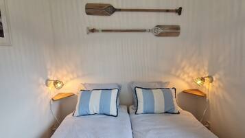 3 soverom, skrivebord, strykejern/-brett og reiseseng for barn