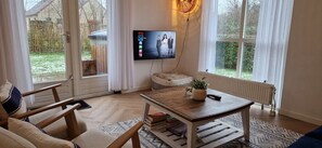 Smart-tv, bordsfotboll och böcker