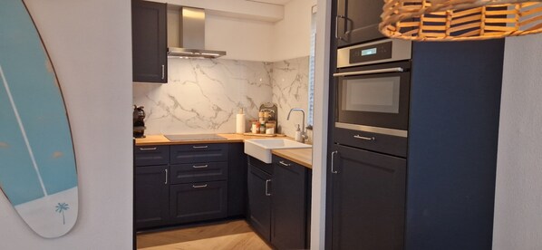 Frigorífico, microondas, horno y placa de cocina