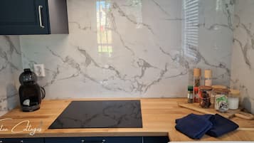 Køleskab, mikrobølgeovn, ovn, kogeplade