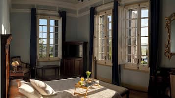 Quarto casal standard | Cofres nos quartos, escrivaninha, cortinas blackout