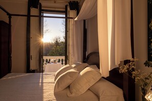 高级双人房, 1 张特大床, 花园景观 | 客房内保险箱、办公桌、遮光窗帘、隔音