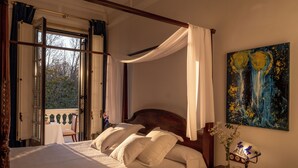 Superior Double Room, 1 Katil Raja (King), Garden View | Peti besi dalam bilik, meja, langsir/tirai gelap terus, kalis bunyi 