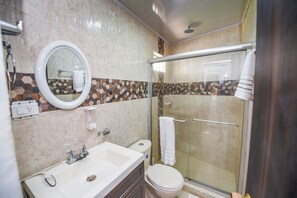 Dusj, håndklær, såpe og sjampo