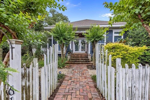 Bare Feet Beach House - Close to beach, dog friendly
