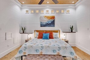 3 habitaciones, escritorio y tabla de planchar con plancha
