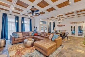 Televisie, een open haard en een kantoor