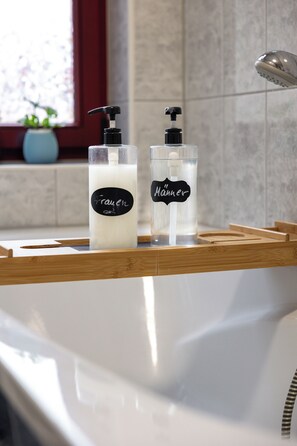 Dusch, hårtork, handdukar och tvål