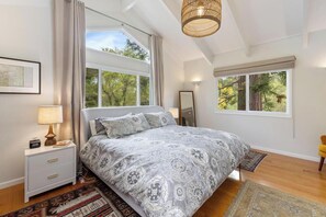 5 quartos, escrivaninha, ferros/tábuas de passar roupa