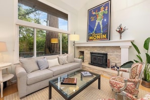 Smart TV, fireplace, books, stereo - Stunning Marin County home with pool (San Anselmo)