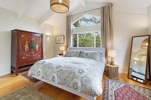 5 bedrooms, desk, iron/ironing board, free WiFi