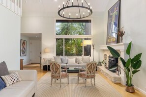 Smart TV, fireplace, books, stereo