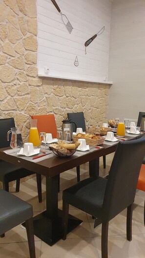 Free daily continental breakfast - Domaine De l Ourbise (Razimet)