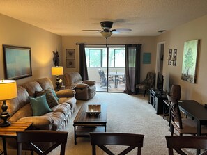 Smart TV - Southern Comfort - Beautiful and spacious 2/2 condo - pool and nature view! (Mulberry)