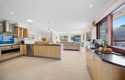 Alkira - family house with pool