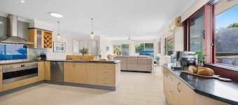 Alkira - family house with pool