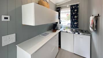 Kühlschrank, Mikrowelle, Herdplatte, Wasserkocher mit Kaffee-/Teezubehör