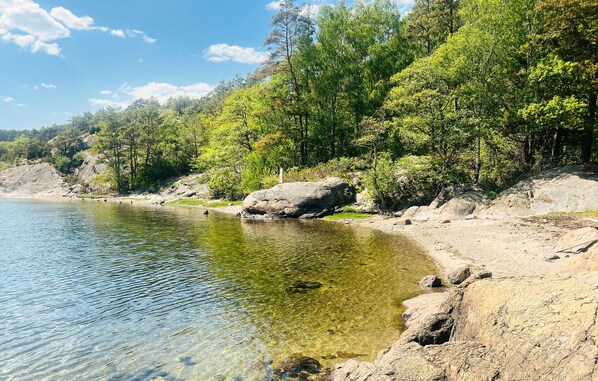 Nær stranden og fisking