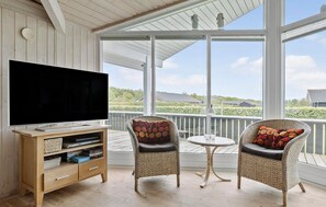 Smart TV, fireplace, ping pong
