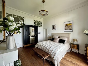 2 soverom, skrivebord, strykejern/-brett og reiseseng for barn