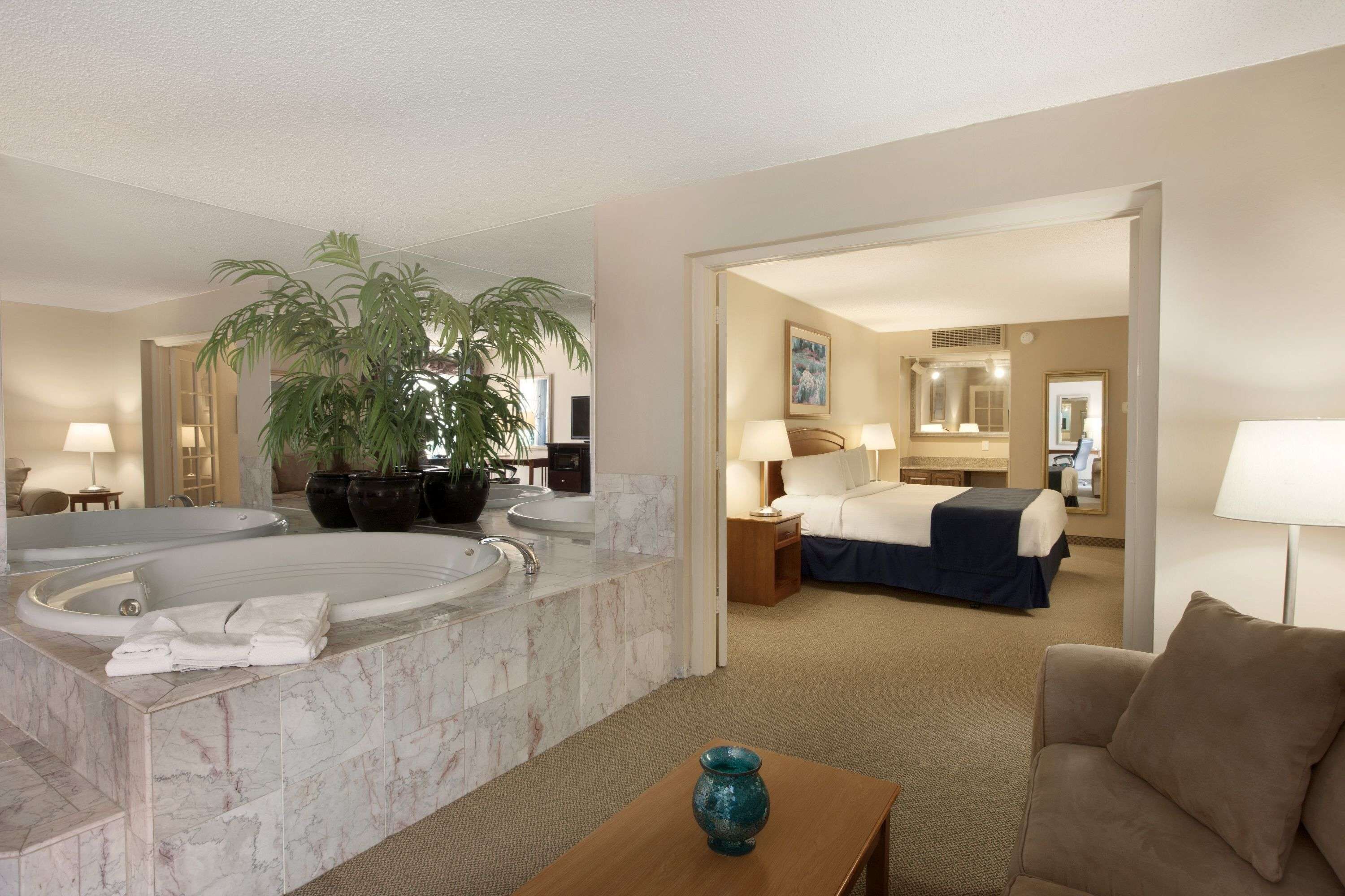 طراز فريد لكل وحدة ومكتب وتجهيزات عازلة للصوت ومكواة/لوح كي