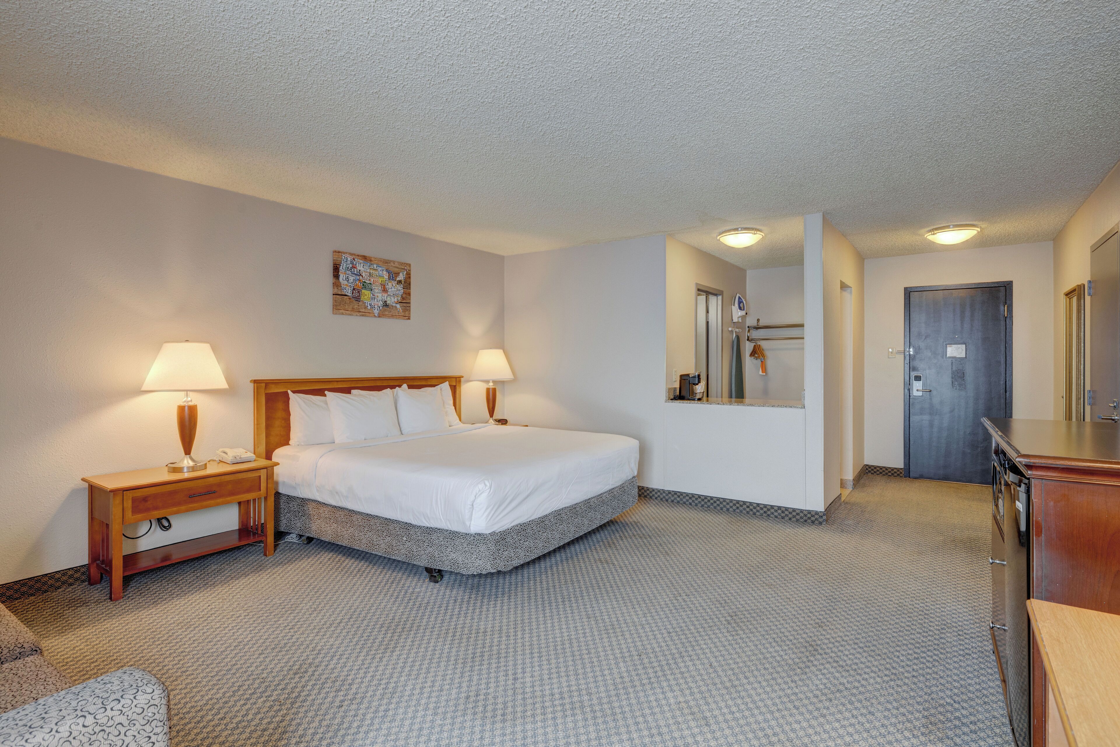 Suite, 1 Bedroom | 客室ごとに異なるインテリア、デスク、防音設備、アイロン / アイロン台