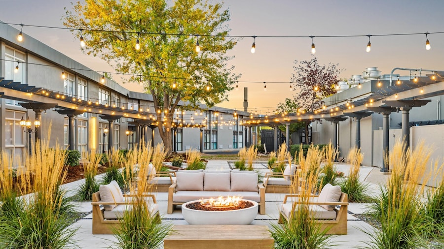 河畔酒店及会议中心