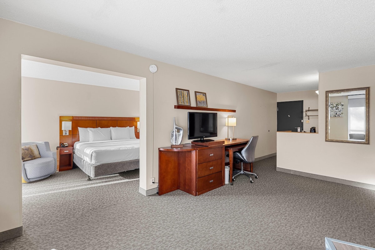 Suite, 1 Bedroom, Non Smoking | Individually furnished, desk, soundproofing, iron/ironing board