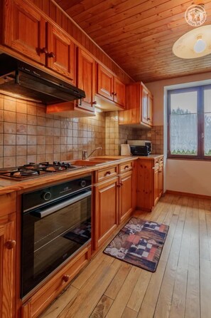 Kylskåp, mikrovågsugn, ugn och spishäll