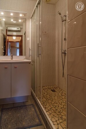 Douche, sèche-cheveux