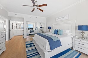 2 slaapkamers, een bureau, een strijkplank/strijkijzer, reisbedje