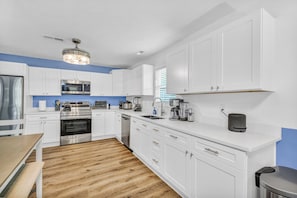 Fridge, microwave, oven, stovetop - Welcome to simple comfort a like new family friendly home Full of accommodation (Owensboro)