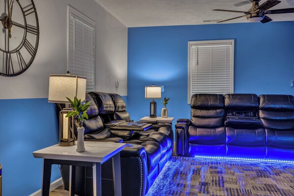 Smart TV, fireplace, video games - Welcome to simple comfort a like new family friendly home Full of accommodation (Owensboro)