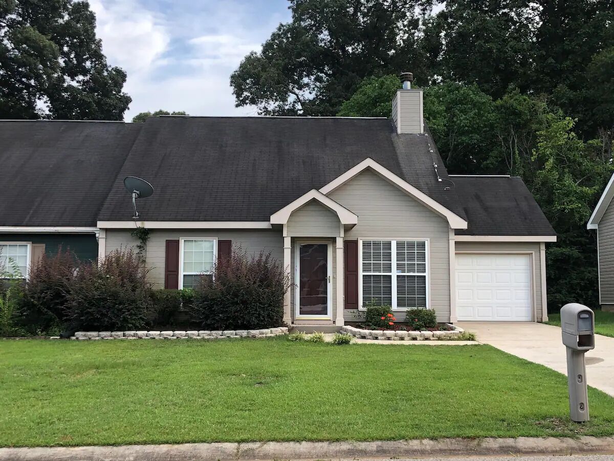 Cozy Southern "Ranch-Style" Townhome - Fully furnished with attached garage.