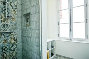 Dusche, Haartrockner, Handtücher, Seife