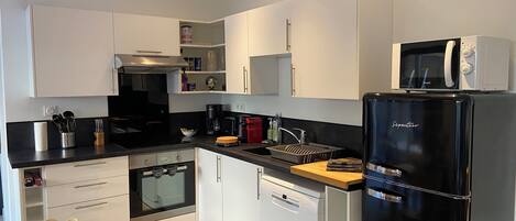 Réfrigérateur, micro-ondes, four, lave-vaisselle