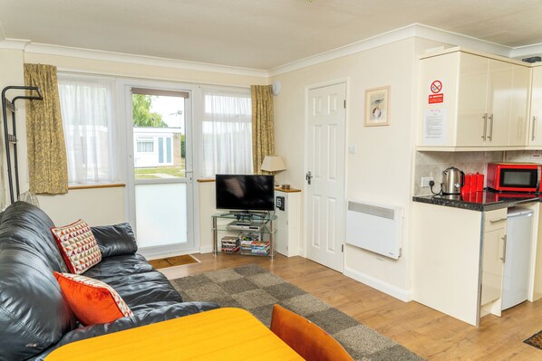 Living area - Delightful 2 bedroom holiday chalet, Hemsby, Norfolk (Hemsby)