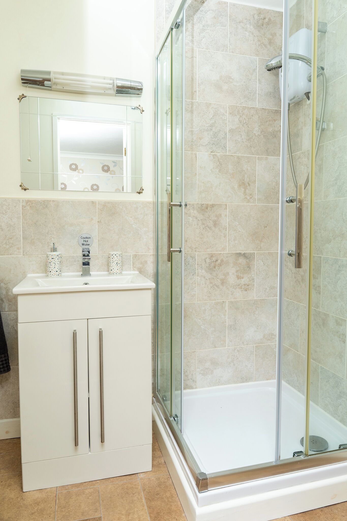 Douche, sèche-cheveux, serviettes fournies, papier toilette