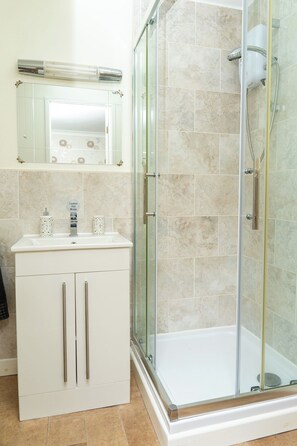 Dusche, Haartrockner, Handtücher, Toilettenpapier