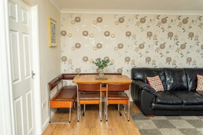 Interior - Delightful 2 bedroom holiday chalet, Hemsby, Norfolk (Hemsby)