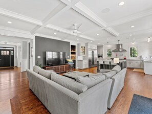 Smart TV, fireplace, computer monitors - Glebe Getaway House (Arlington)