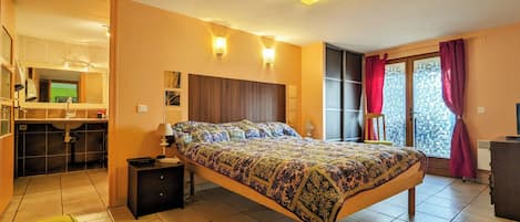 2 bedrooms, iron/ironing board, free WiFi, wheelchair access