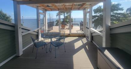 Edgewater Pirates Den Beautiful Water Front. 1 bedroom, bath, Water front fun