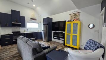 TV connectée, cheminée, livres