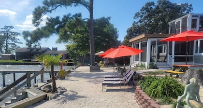 Edgewater Pirates Den Beautiful Water Front. 1 bedroom, bath, Water front fun