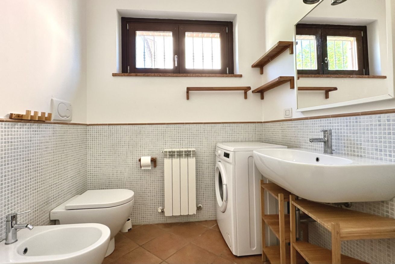Shower, bidet, towels