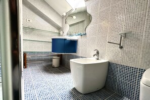 Ducha, bidet, toallas