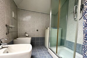 Shower, bidet, towels - P029 - Porto Recanati, apartment convenient to the sea (Porto Recanati)