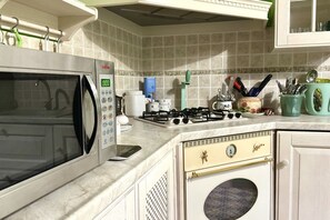 Réfrigérateur, four, lave-vaisselle, tables à manger